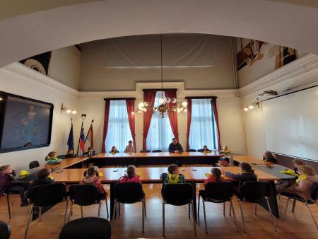 Župan je v sejni sobi sprejel otroke iz skupine Čebelice iz Vrtca Idrija